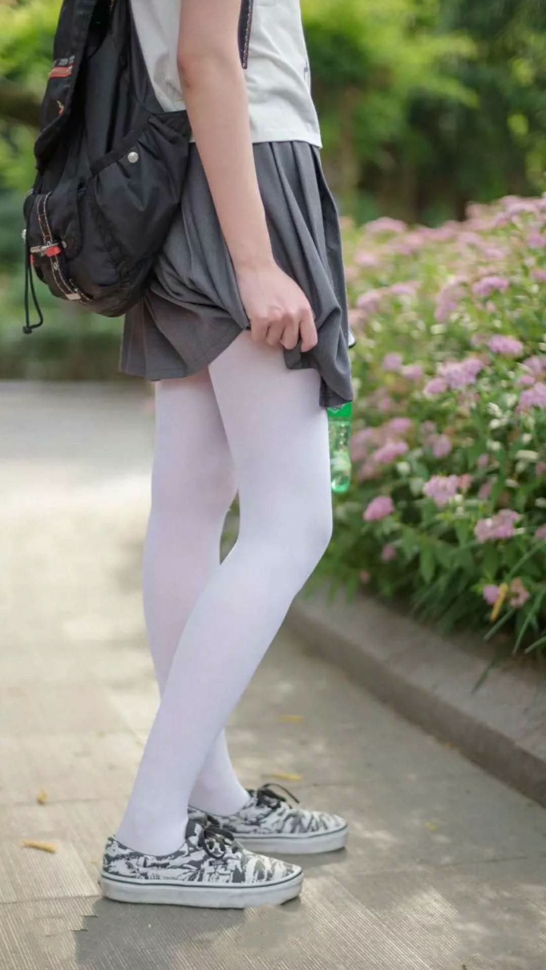 詹姆斯带伤坚持比赛展现职业精神，詹姆斯受伤了